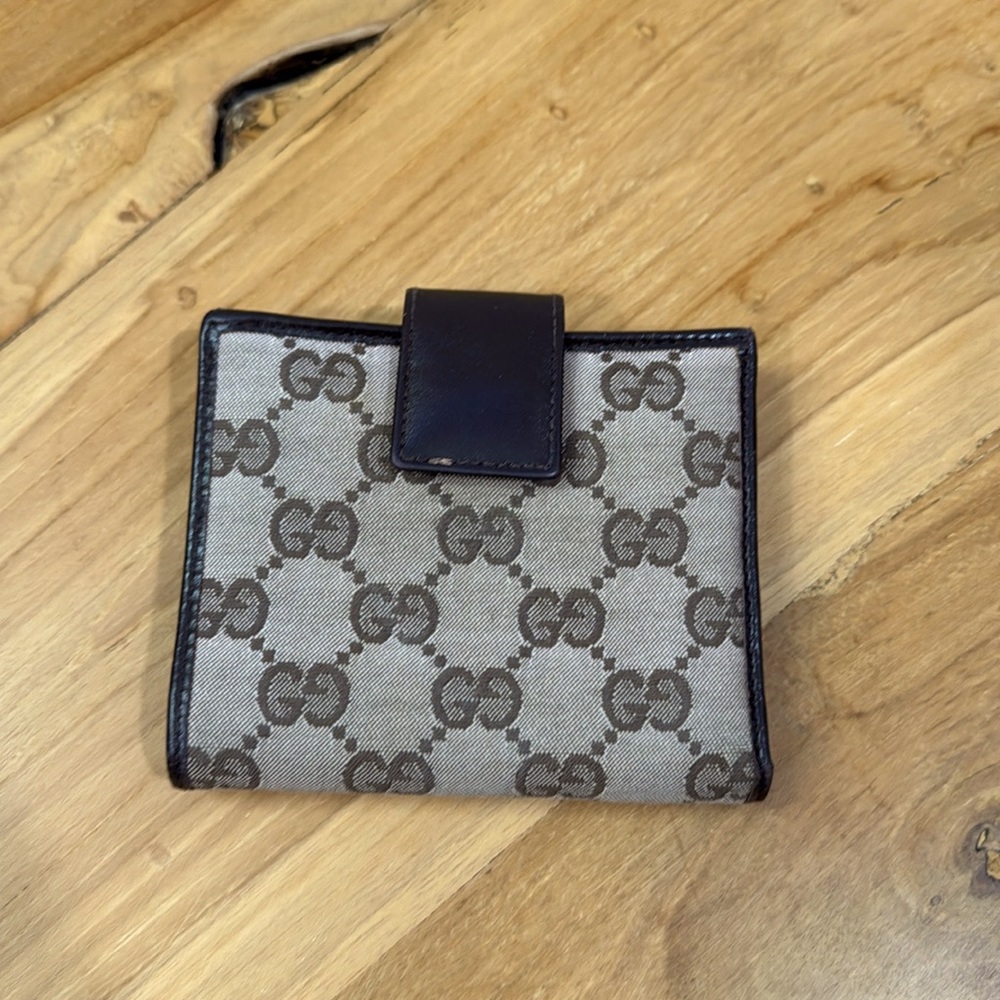 GUCCI 5-Card, Fold-Style Leather Wallet 4”W x 3.5” H (7.5” fully expanded)